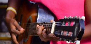 Kuvituskuva_nainen soittaa kitaraa