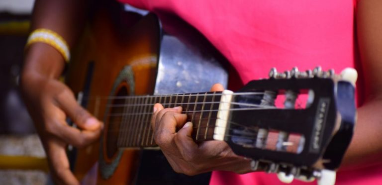 Kuvituskuva_nainen soittaa kitaraa