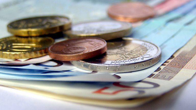 kuvituskuva, jossa rahaa