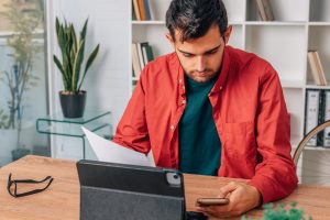 Kuvituskuva, jossa henkilö katsoo papereita