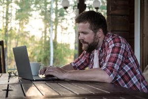 en illustration av en person som tittar på en dator