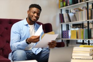 en illustration av en person som tittar på papper