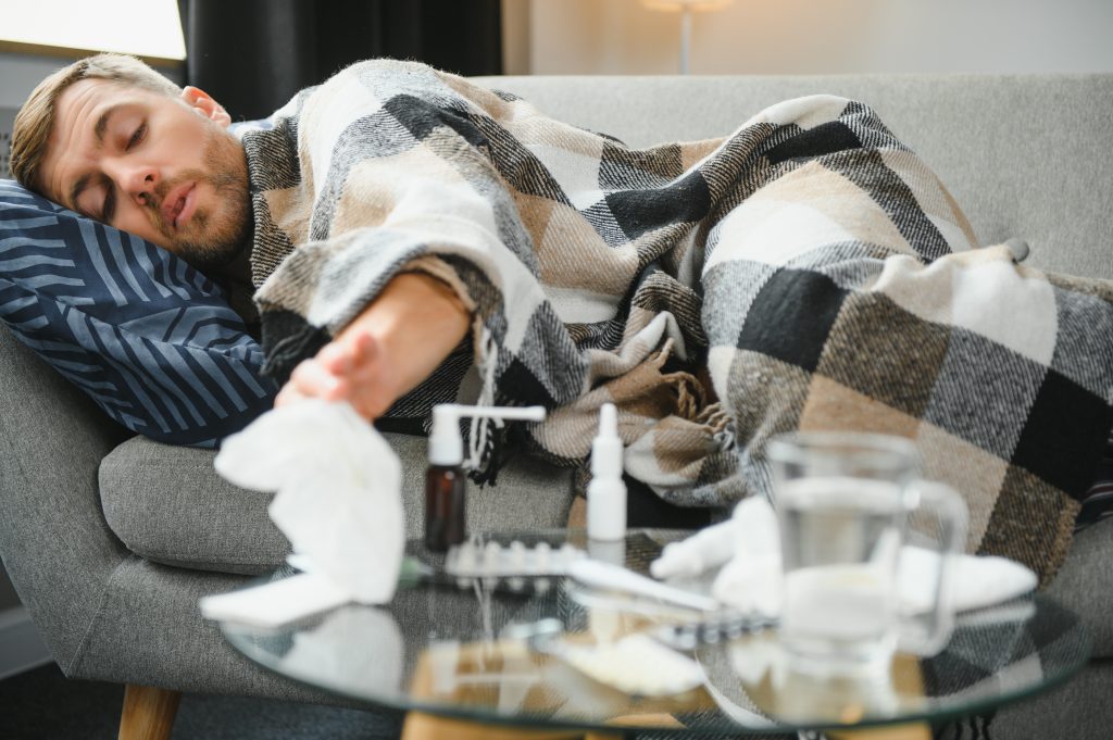 Kuvistukva, jossa henkilö on flunssaisena sohvalla