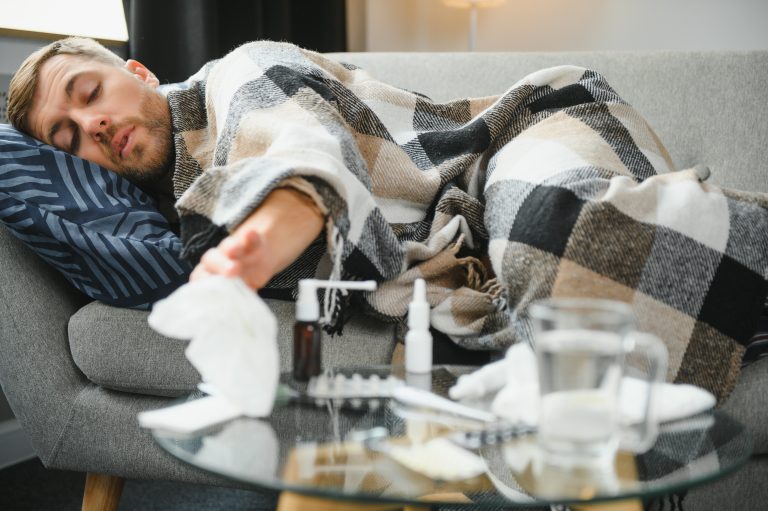 Kuvistukva, jossa henkilö on flunssaisena sohvalla