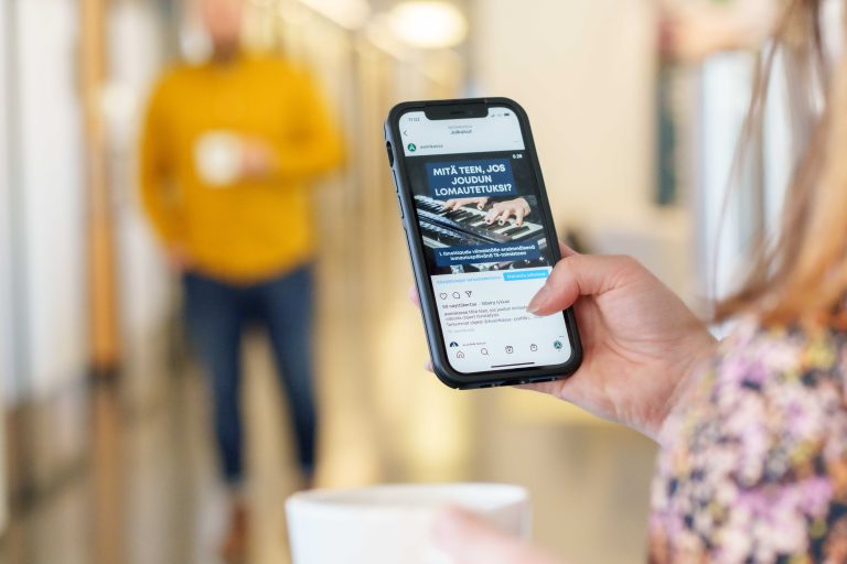 Kuvitusluva, jossa henkilö puhelimella