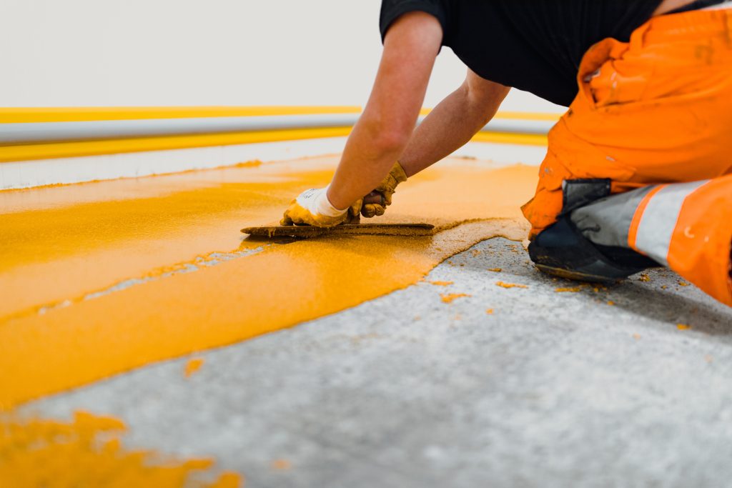 kuvituskuva, jossa tehdään lattian maalausta