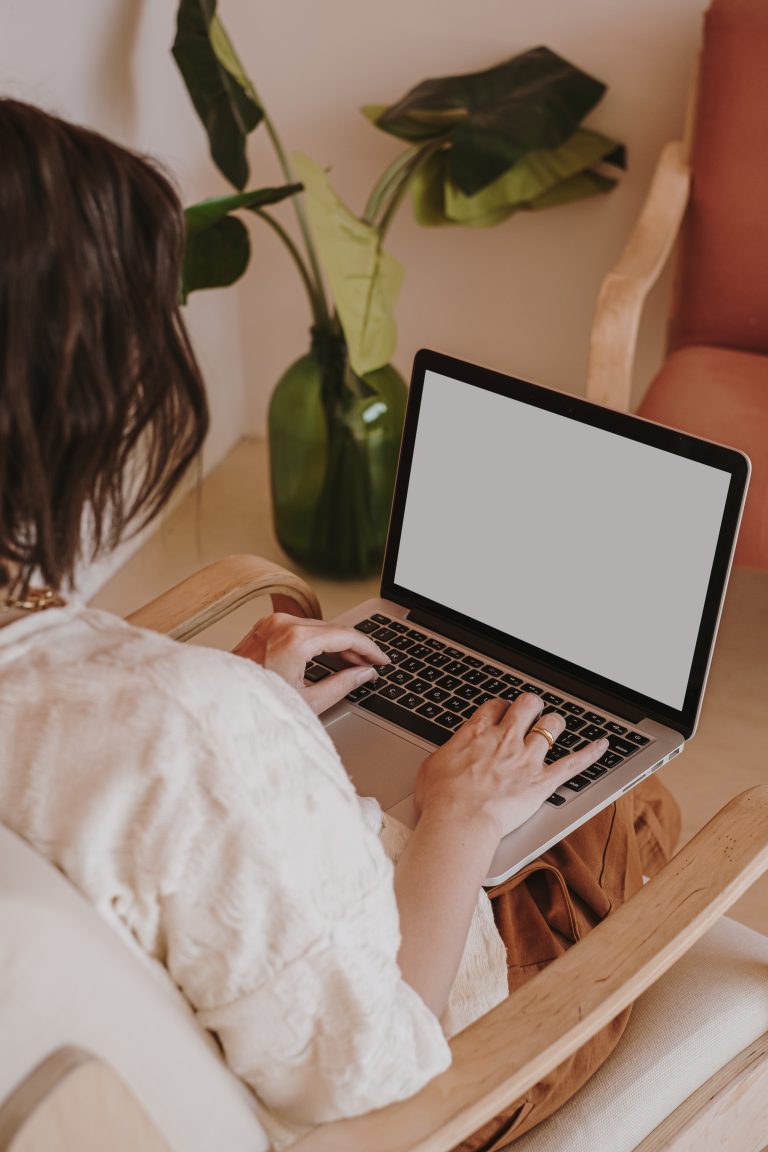 henkilö tietokoneella