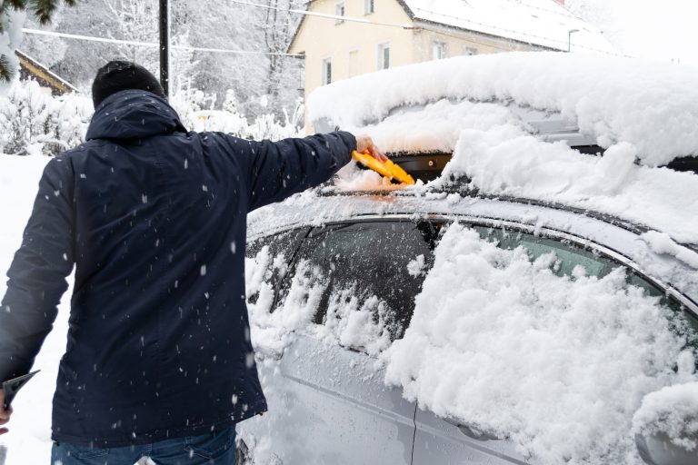 henkikö puhdistaa autoa lumesta