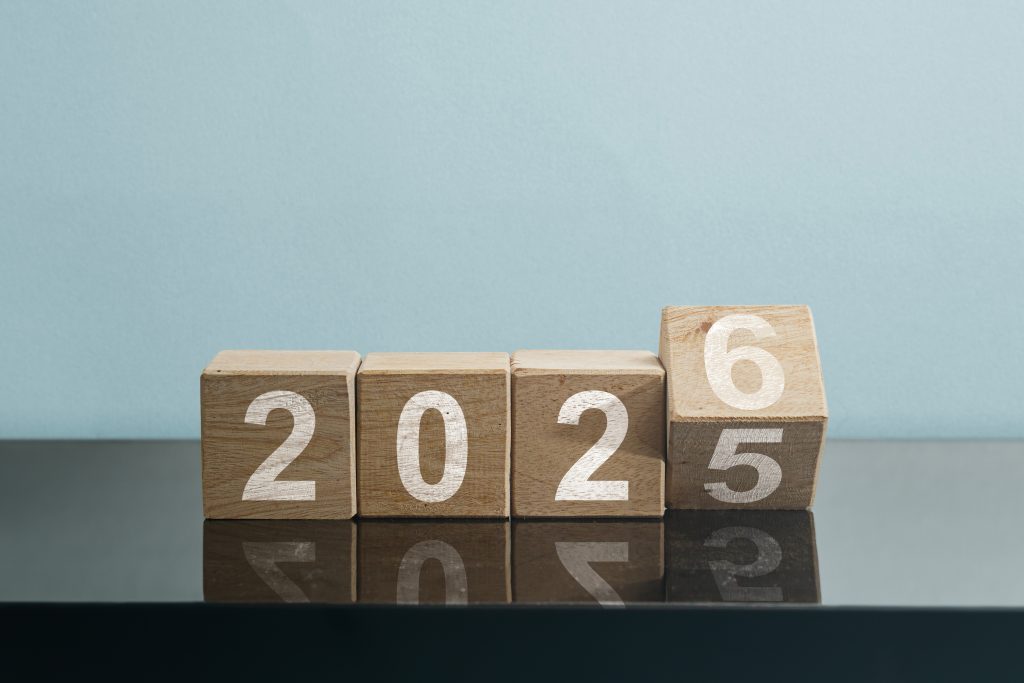 Kuvassa on neljä palikkaa, joissa on numero. Numeroista muodostuu vuosiluku 2026.